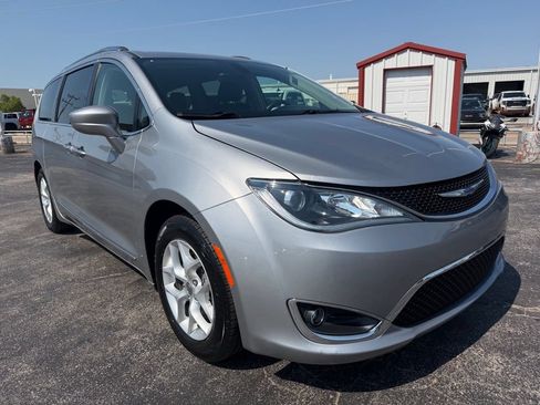 Used 2018 Chrysler Pacifica Touring-L w/ Tire & Wheel Group FWD image 4