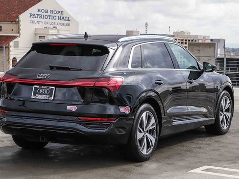 Used 2024 Audi Q8 e-tron Premium Plus image 4