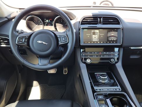 Used 2019 Jaguar F-PACE Premium image 23