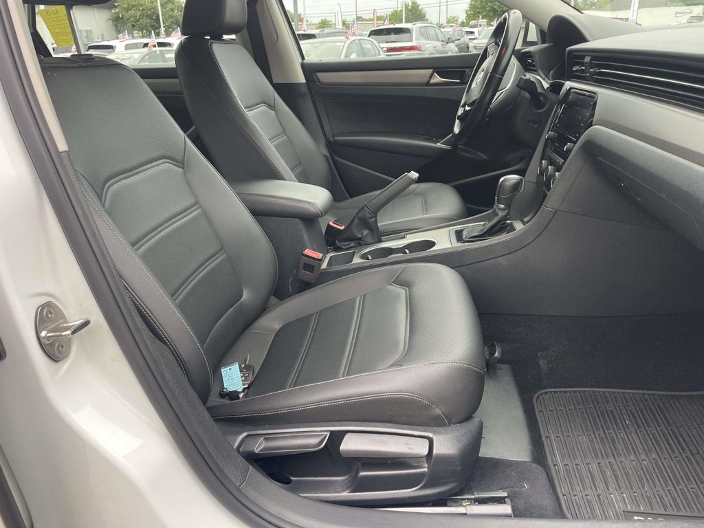 Used 2020 Volkswagen Passat 2.0T SE w/ Sunroof Package FWD image 9