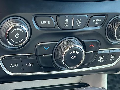 Used 2020 Jeep Cherokee Latitude Plus w/ Cold Weather Group image 14