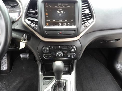 Used 2017 Jeep Cherokee Latitude FWD image 19