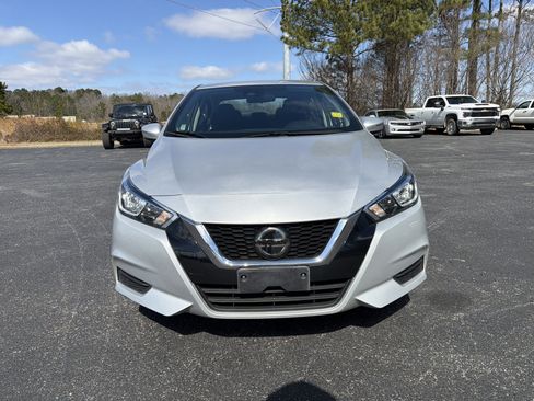 Used 2021 Nissan Versa SV image 2
