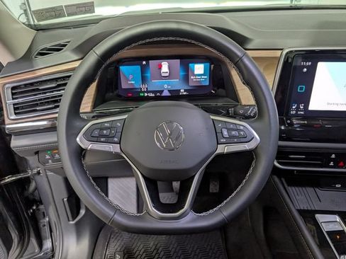 Used 2025 Volkswagen Atlas SE AWD/4WD image 17