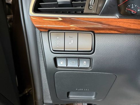 Used 2018 Kia Cadenza Premium w/ Luxury Package FWD image 20