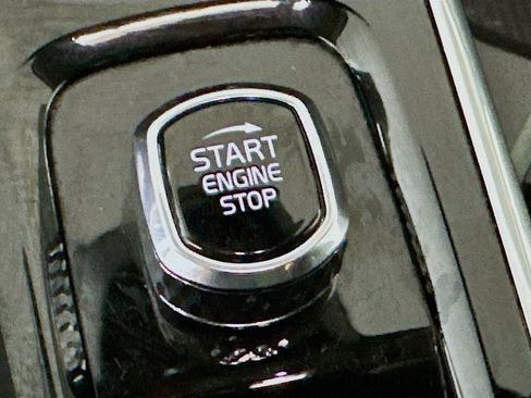 Used 2025 Volvo XC60 B5 Plus image 18