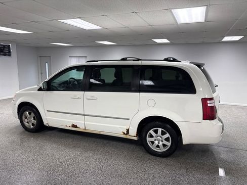 Used 2010 Dodge Grand Caravan SXT image 5
