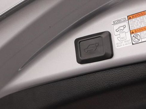 Certified 2018 Toyota RAV4 Limited image 8