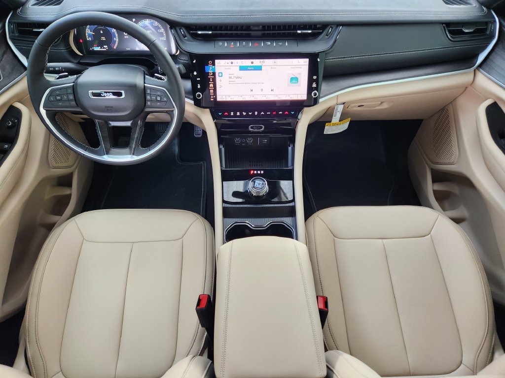 New 2027 Jeep Grand Cherokee Limited RWD image 17