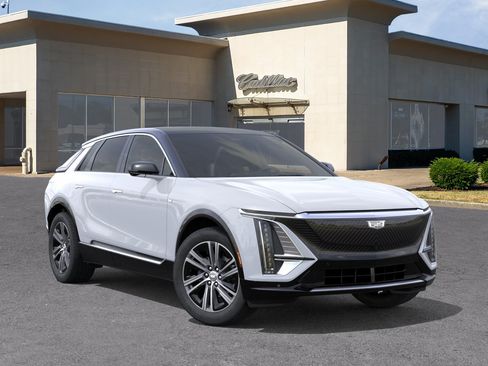 New 2026 Cadillac Lyriq Luxury w/ LPO, Floor Liner Package AWD/4WD image 31