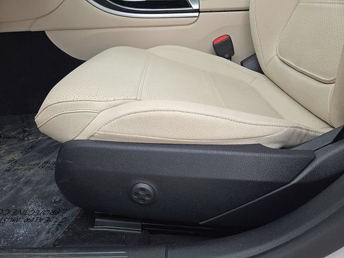 Used 2025 Mercedes-Benz C 300 Sedan image 23