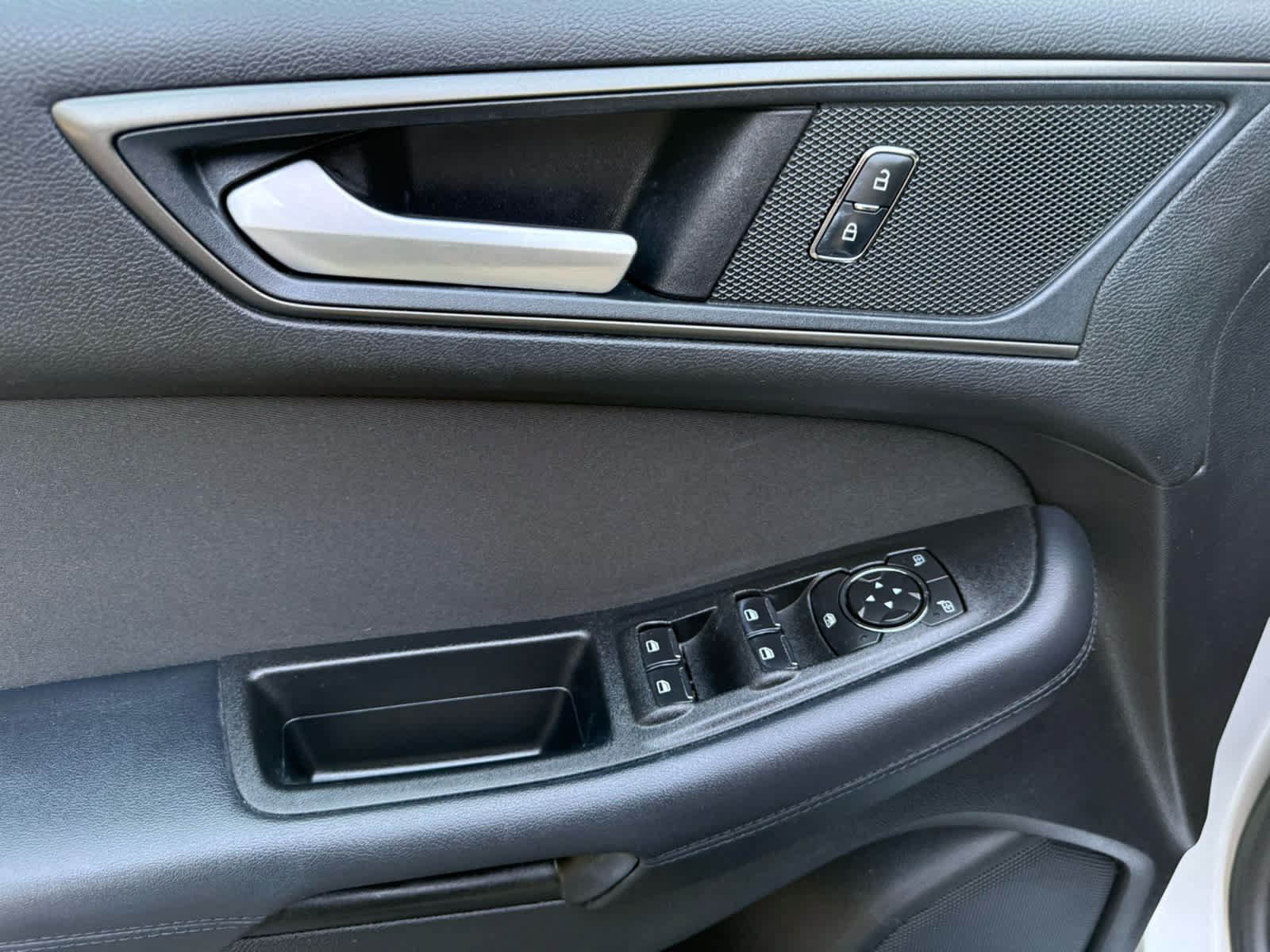 Used 2018 Ford Edge SE FWD image 12