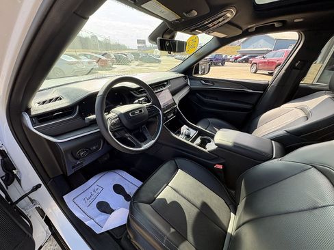 Used 2025 Jeep Grand Cherokee Limited w/ Luxury Tech Group II image 31