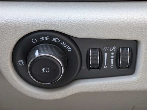 Used 2023 Chrysler Pacifica Touring-L FWD image 25