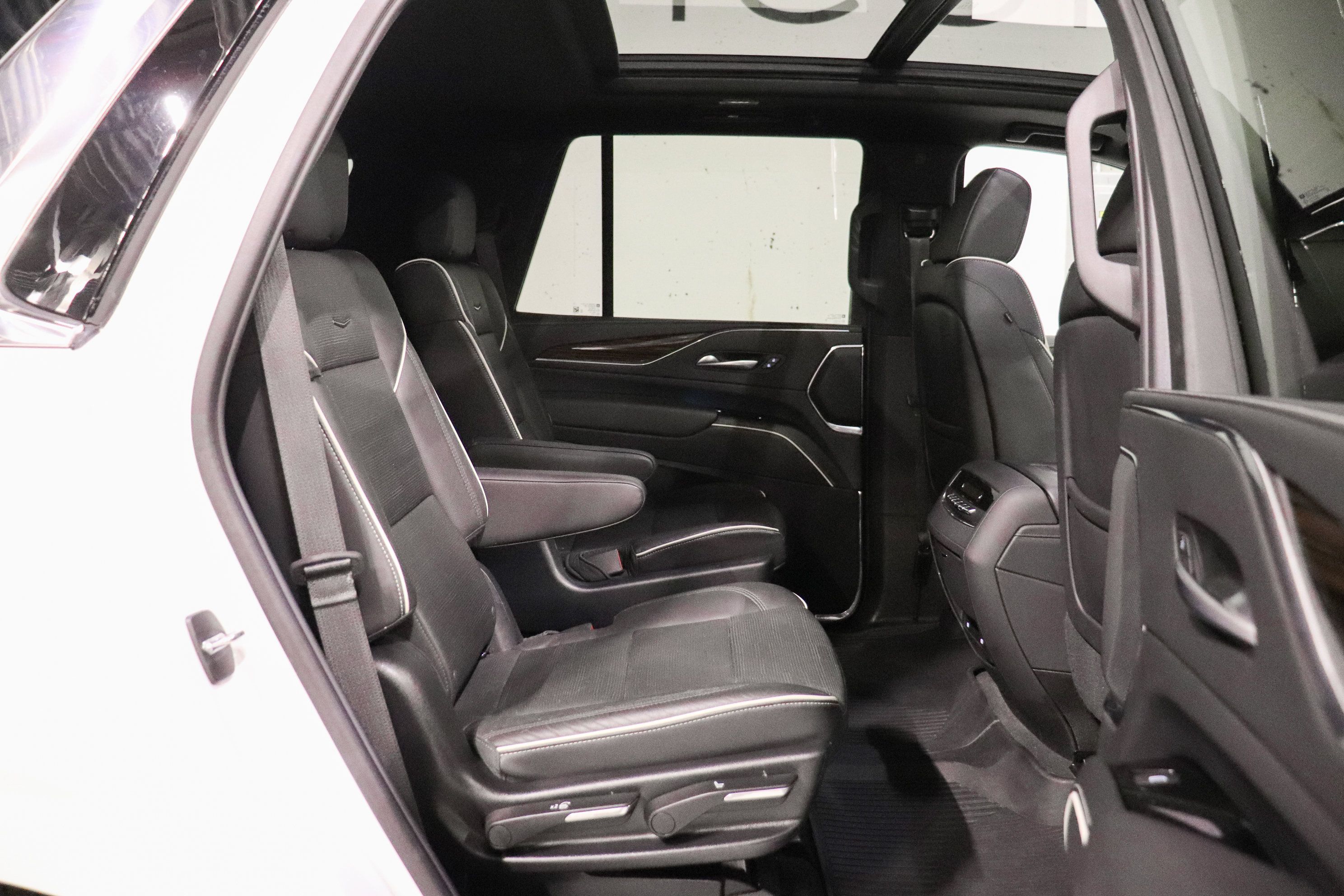 Used 2023 Cadillac Escalade Premium Luxury w/ LPO, Floor Liner Package AWD/4WD image 19