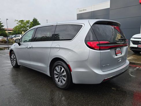 Used 2023 Chrysler Pacifica Touring-L FWD image 9