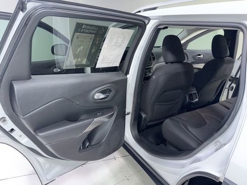 Used 2019 Jeep Cherokee Latitude w/ Popular Appearance Group AWD/4WD image 19