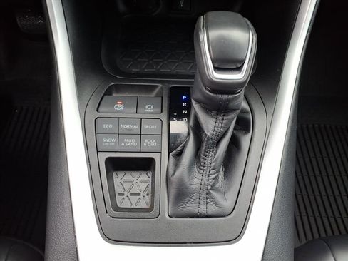 Used 2020 Toyota RAV4 XLE Premium image 18