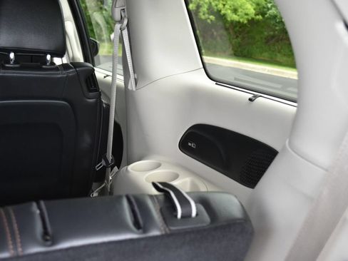 Used 2019 Chrysler Pacifica Touring-L Plus FWD image 36