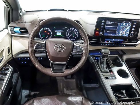 Used 2023 Toyota Sienna Platinum image 19