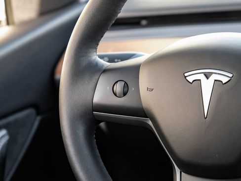 Used 2020 Tesla Model Y Long Range image 17