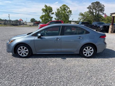 Used 2020 Toyota Corolla LE FWD image 3