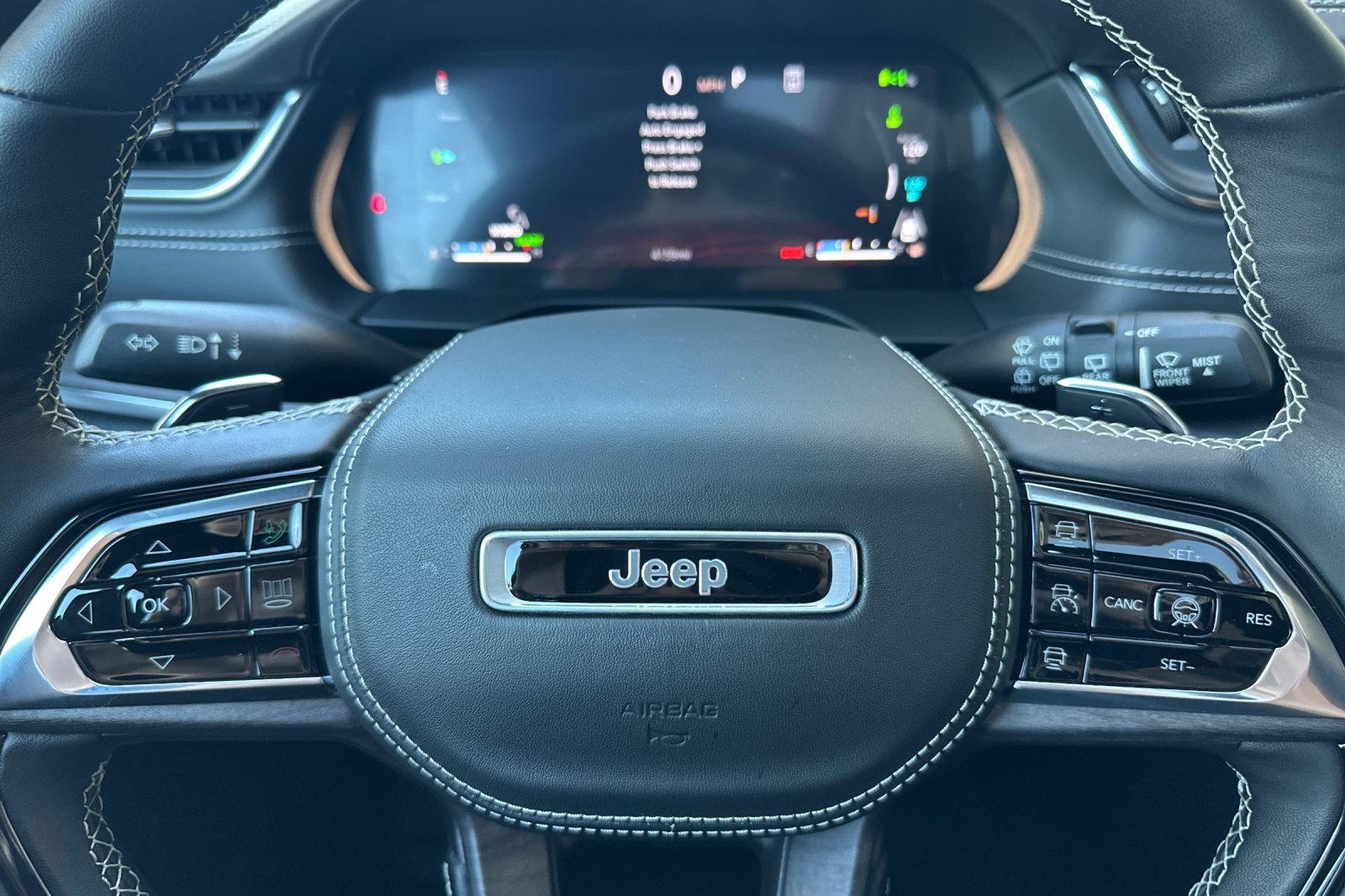 Used 2023 Jeep Grand Cherokee Overland w/ Advanced Protech Group III AWD/4WD image 24