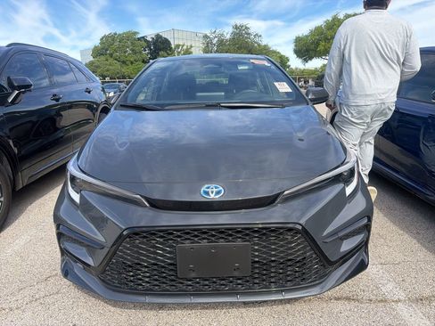 Used 2024 Toyota Corolla SE w/ SE Package image 2