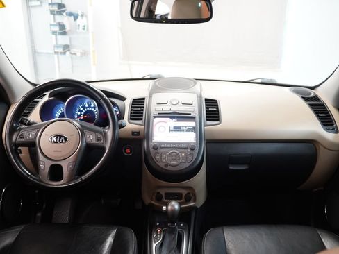 Used 2013 Kia Soul ! w/ Premium Pkg FWD image 19