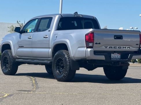 Used 2021 Toyota Tacoma SR5 w/ Technology Package image 7