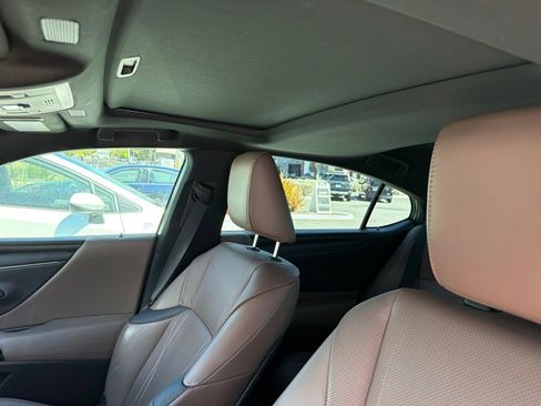 Used 2022 Lexus ES 300h w/ Accessory Package FWD image 9