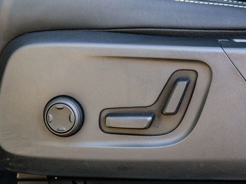 Used 2023 Volvo XC40 Recharge Plus image 23