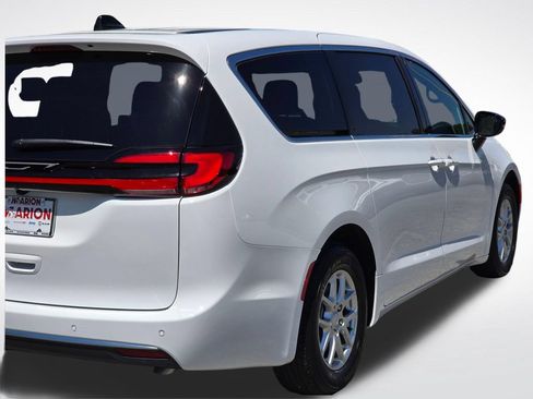 New 2027 Chrysler Pacifica Select FWD image 39
