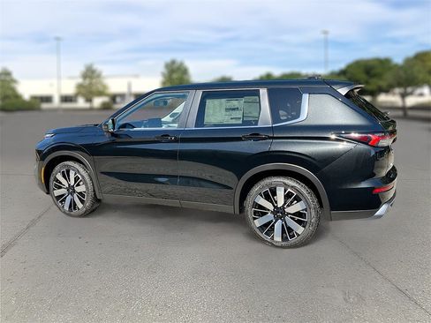 New 2025 Mitsubishi Outlander SE image 5