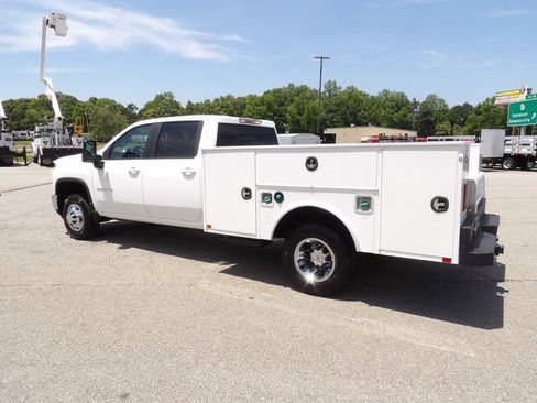 Used 2024 Chevrolet Silverado 3500 LT w/ Convenience Package AWD/4WD image 4