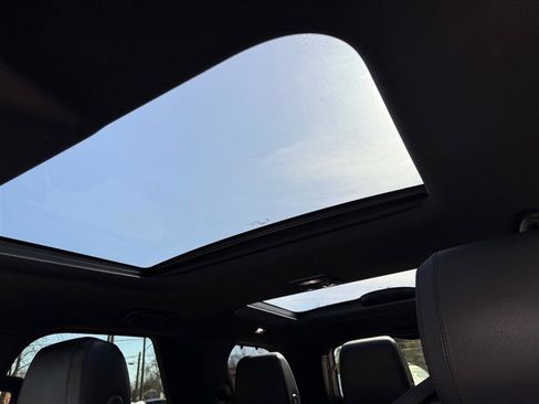 Used 2020 Land Rover Discovery SE image 20