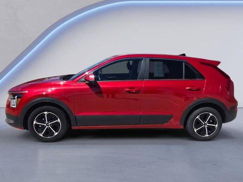 Used 2025 Kia Niro LX FWD image 2