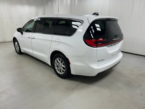 Used 2025 Chrysler Pacifica Select FWD image 7