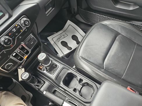Used 2022 Jeep Wrangler Unlimited Sahara AWD/4WD image 26