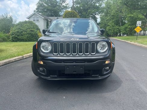 Used 2017 Jeep Renegade Latitude FWD image 3