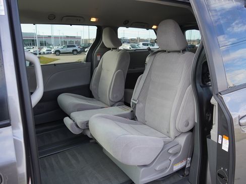 Used 2018 Toyota Sienna LE image 19