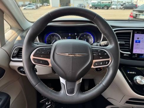 Used 2023 Chrysler Pacifica Touring-L FWD image 33