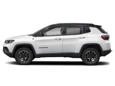 Used 2025 Jeep Compass Trailhawk AWD/4WD image 3