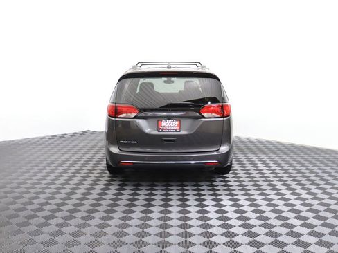Used 2020 Chrysler Pacifica Touring-L FWD image 7