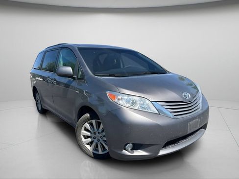 Used 2017 Toyota Sienna XLE w/ XLE Navigation Package AWD/4WD image 2