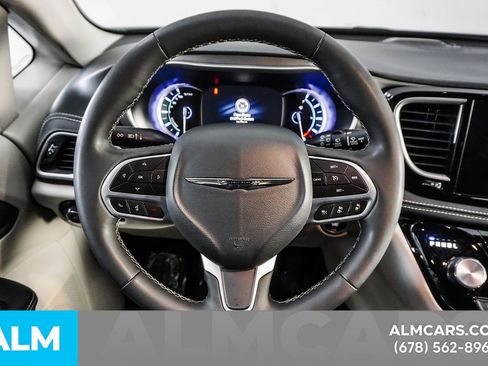 Used 2024 Chrysler Pacifica Select image 26