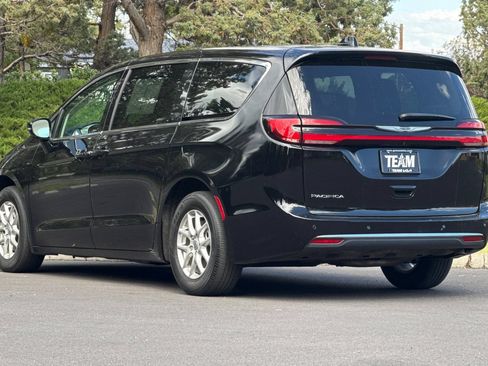 Used 2024 Chrysler Pacifica Touring-L FWD image 6