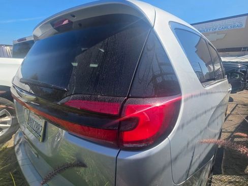 Used 2023 Chrysler Pacifica Touring-L image 4