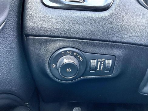 Used 2018 Jeep Compass Latitude FWD image 28