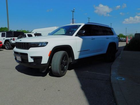 Used 2023 Jeep Grand Cherokee L Laredo image 4